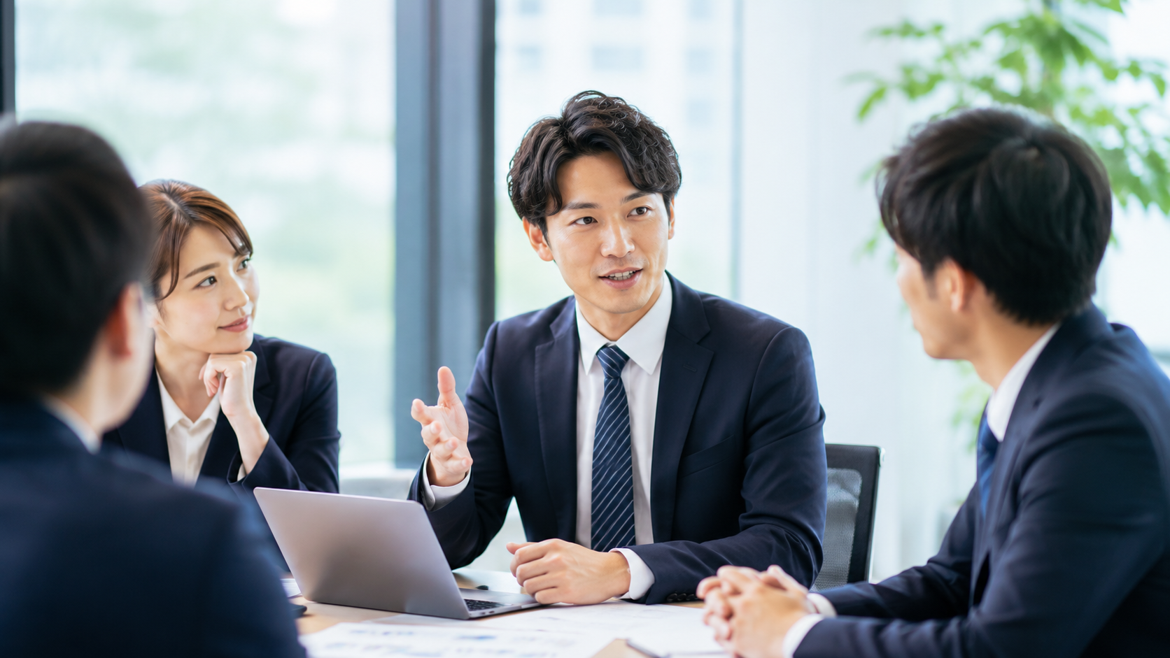 会議で対話する管理職とメンバー