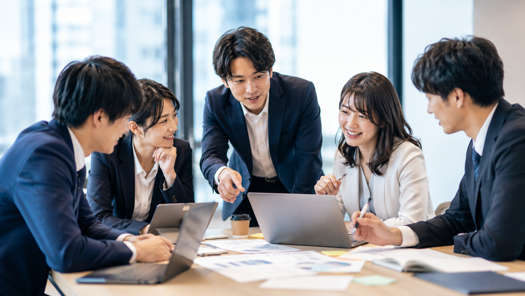 若手メンバーが議論しながら学ぶ様子